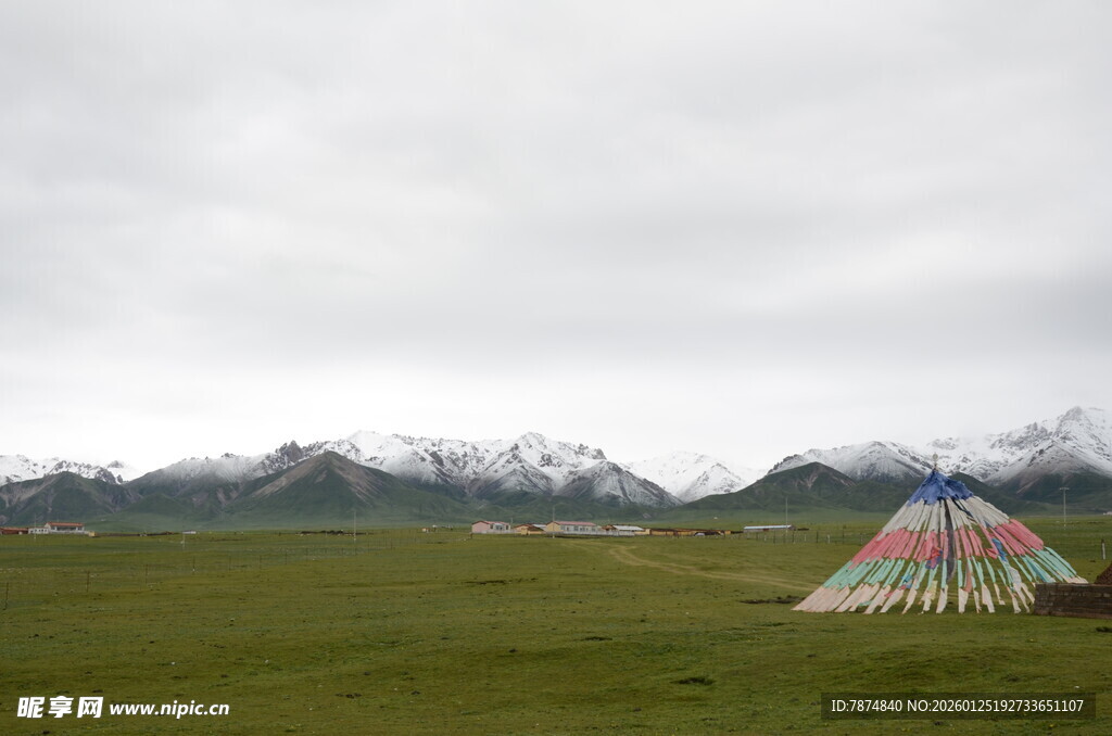 草原上的彩色帐篷