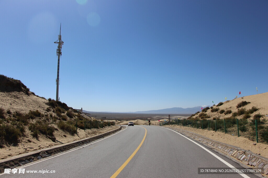 空旷公路伸向远方