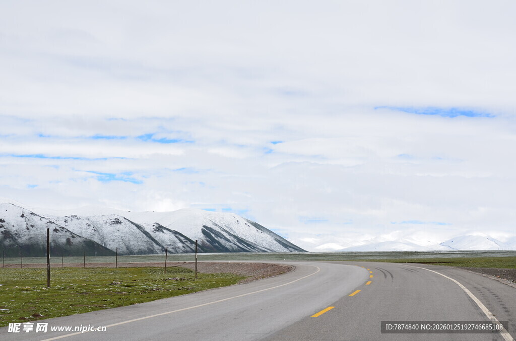 蜿蜒公路通向雪山美景