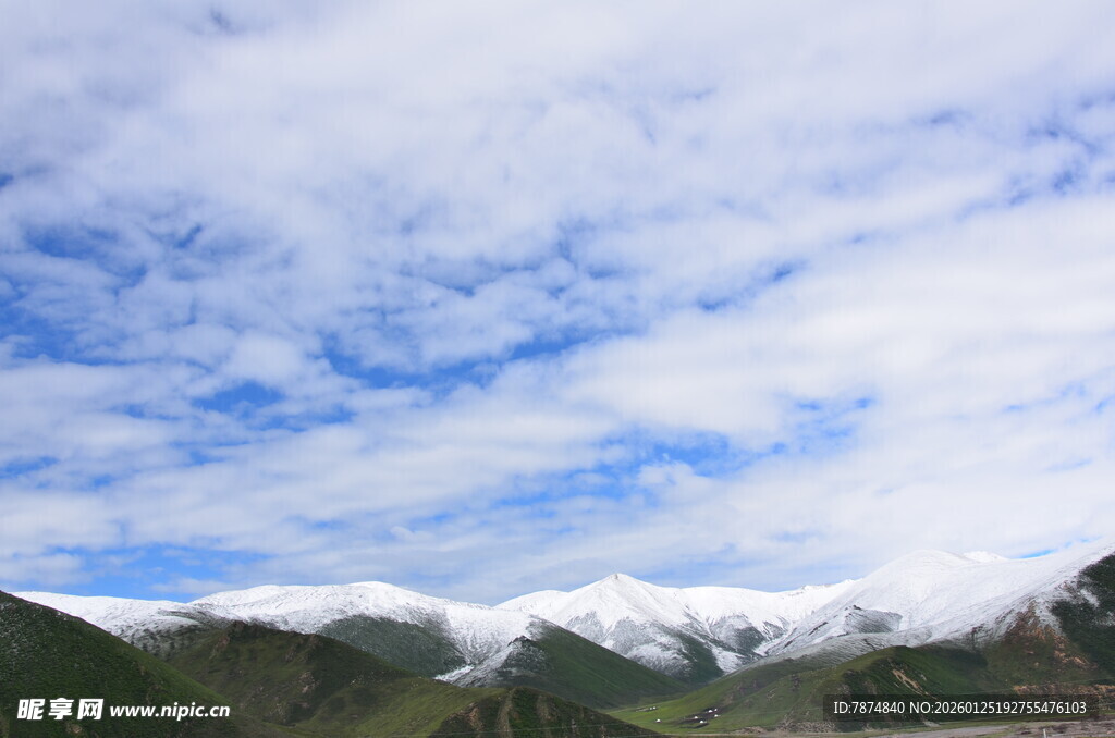 蓝天白云下的山峦美景