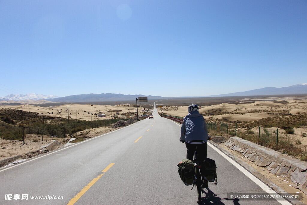 公路骑行者 独赏旷野风光
