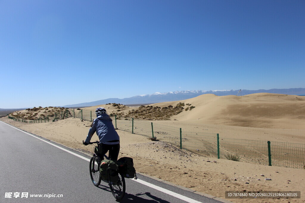 公路骑行者穿越沙漠景观