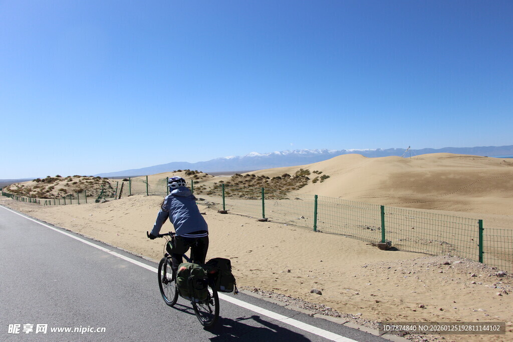 公路骑行者 畅享旷野风光