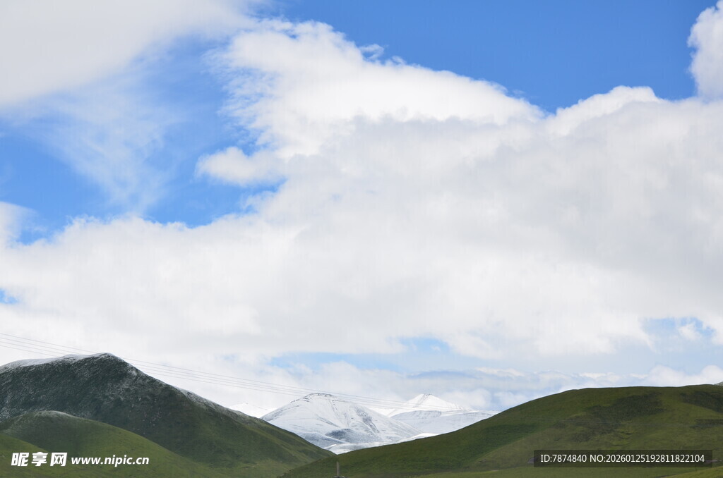 蓝天白云下的翠绿山峦