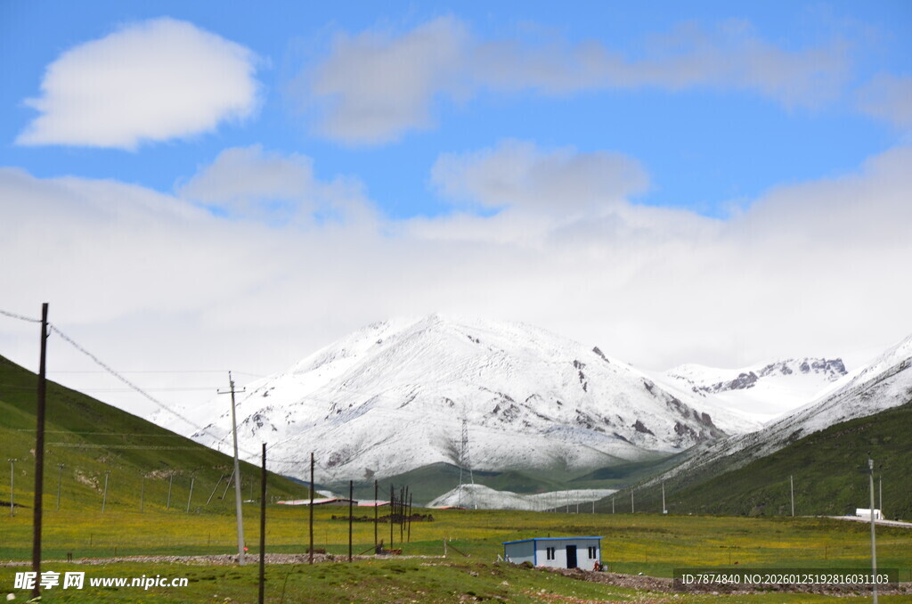 雪山下的原野风光