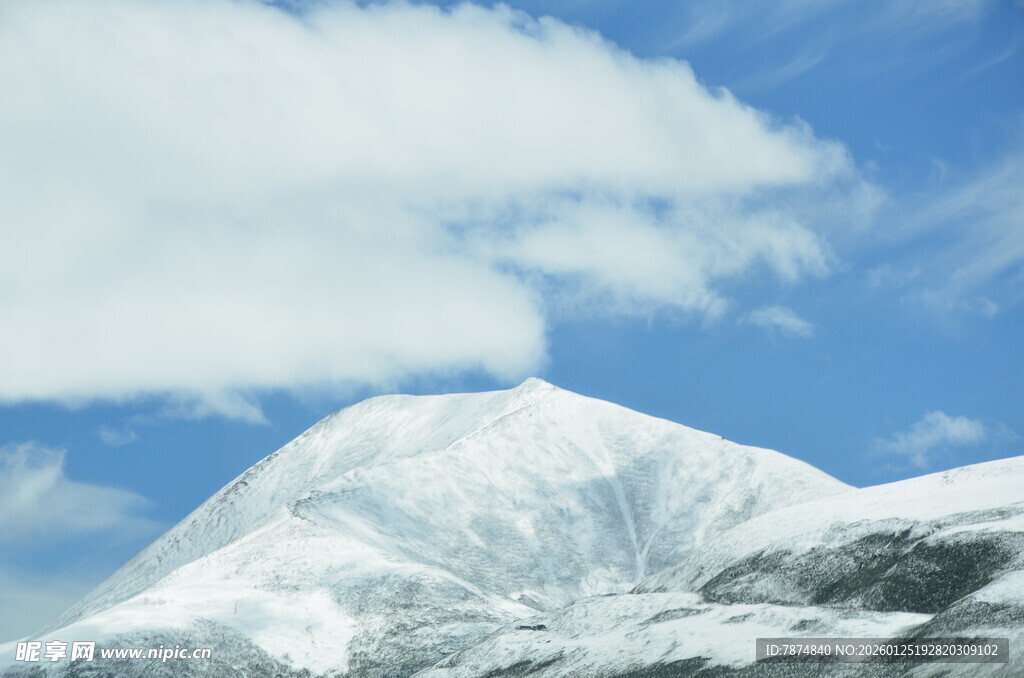 雪山蓝天美景