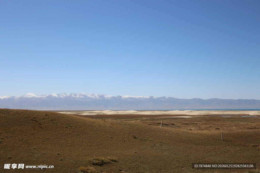 广袤荒原与远处雪山景观