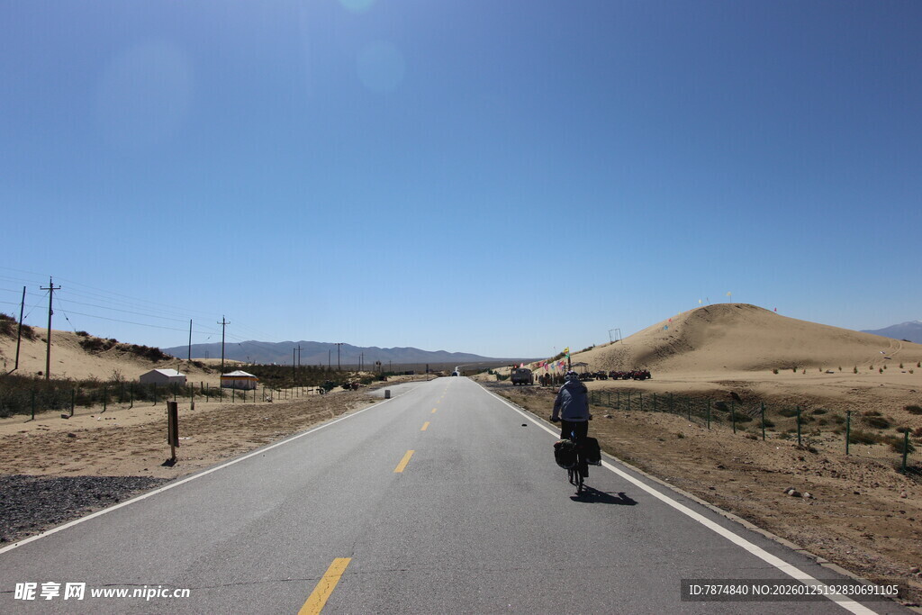 公路旅人 独赏旷野风光