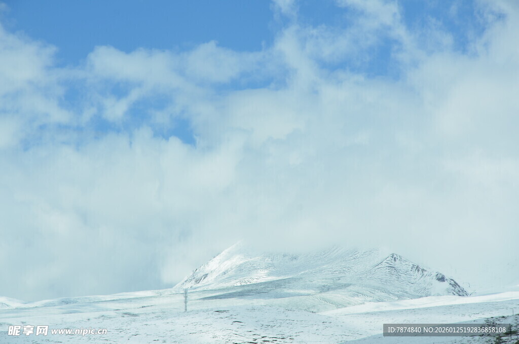 雪山蓝天美景