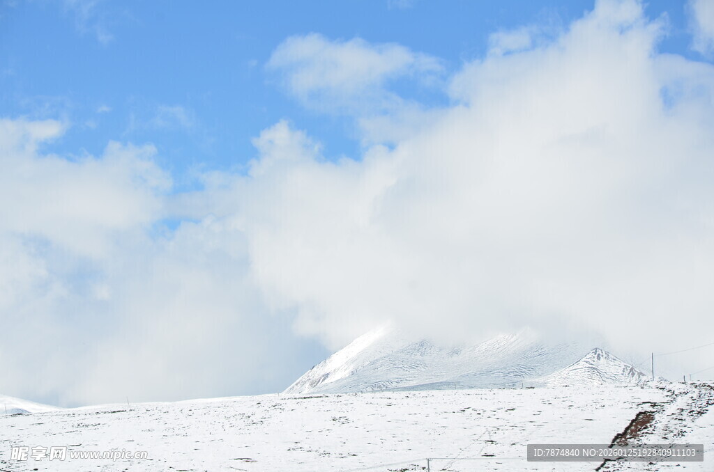 雪山蓝天美景