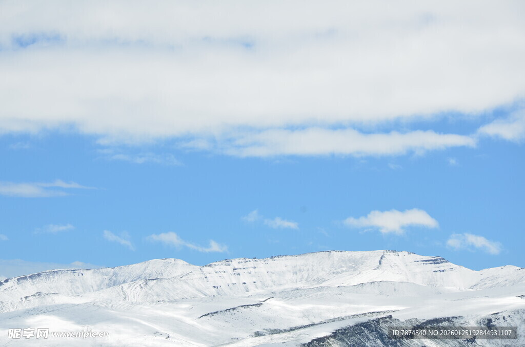 雪山与蓝天的美丽景致