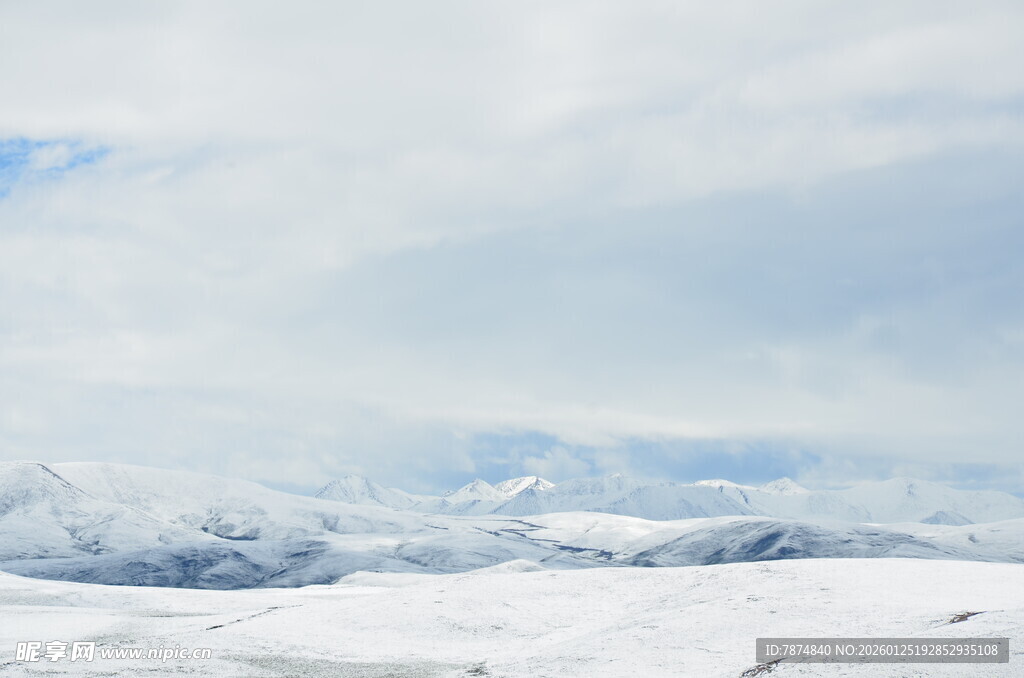雪山云海壮丽自然景观