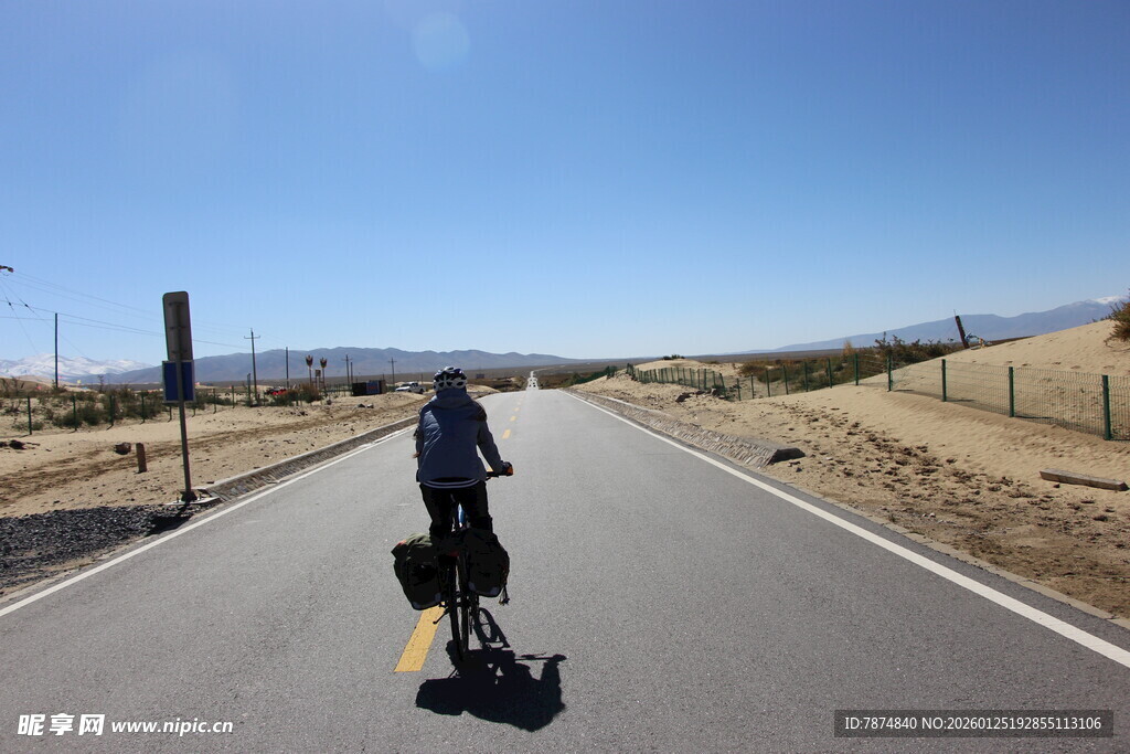 一人独行于空旷公路