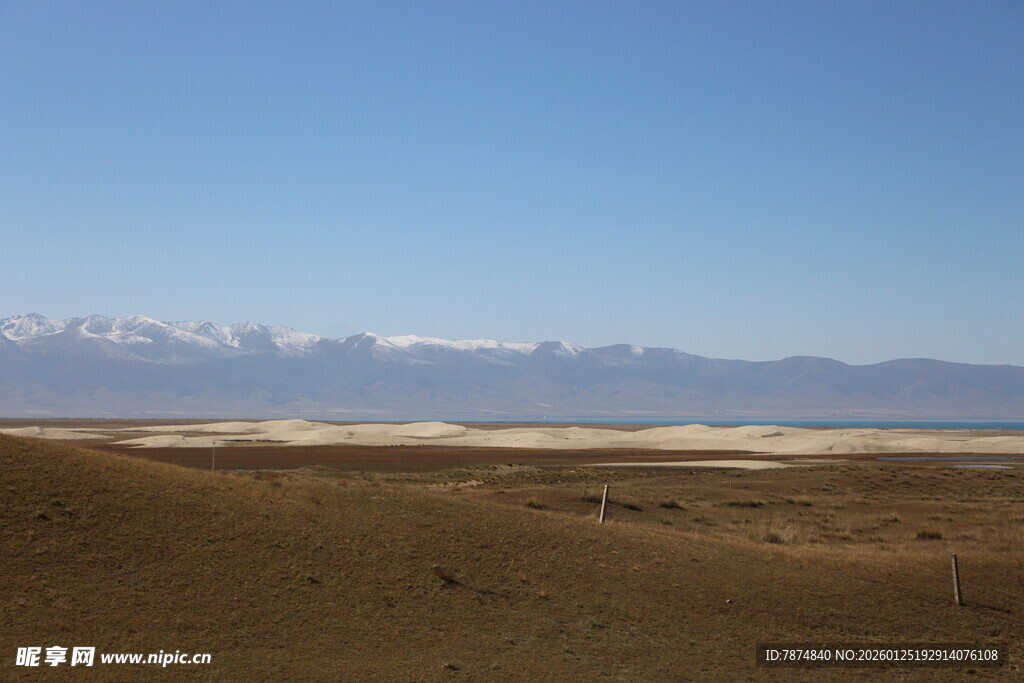 广袤荒原与远处雪山景观