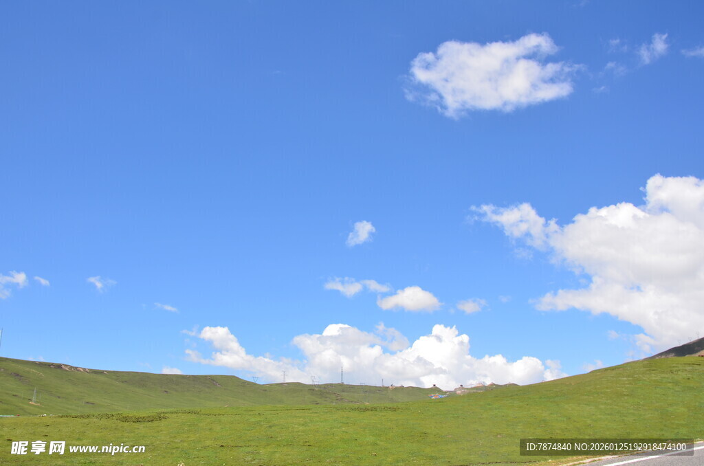 蓝天绿地间的开阔美景