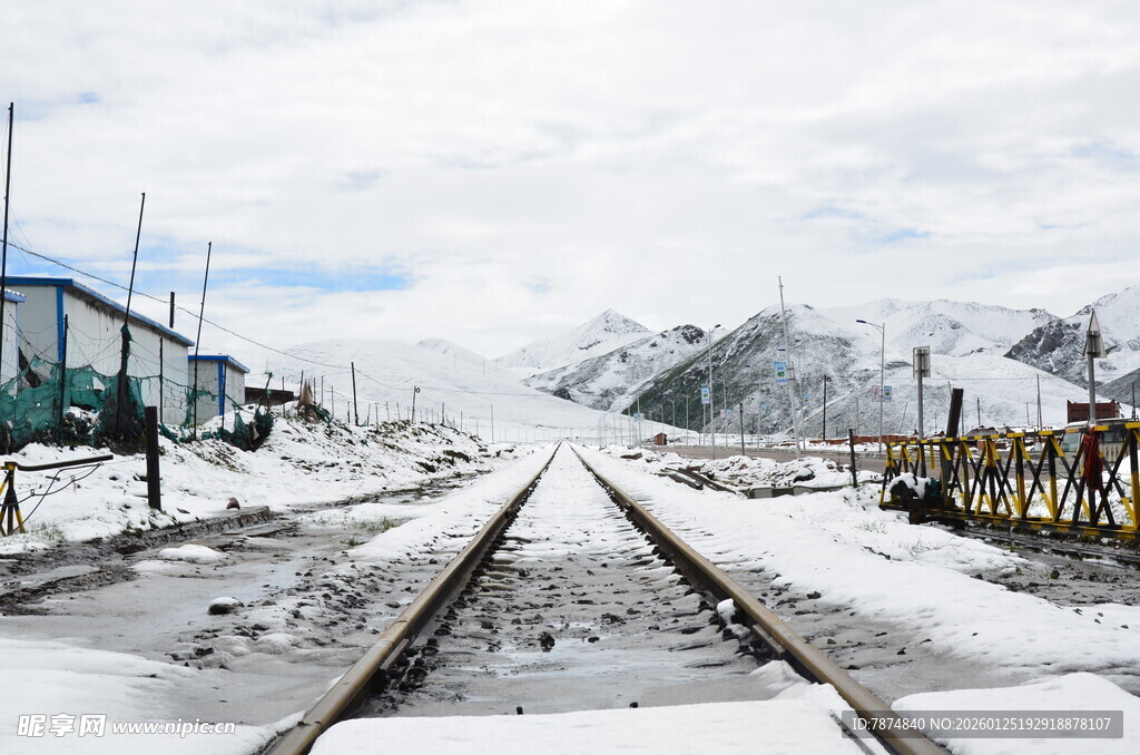 雪覆铁轨的冬日铁路景象