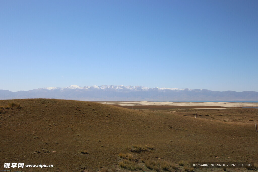 广袤荒原与远处雪山景观