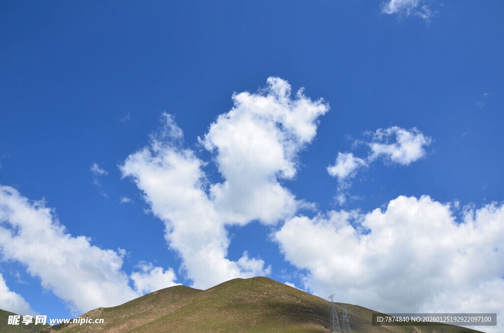 蓝天青山间的白云飘飘
