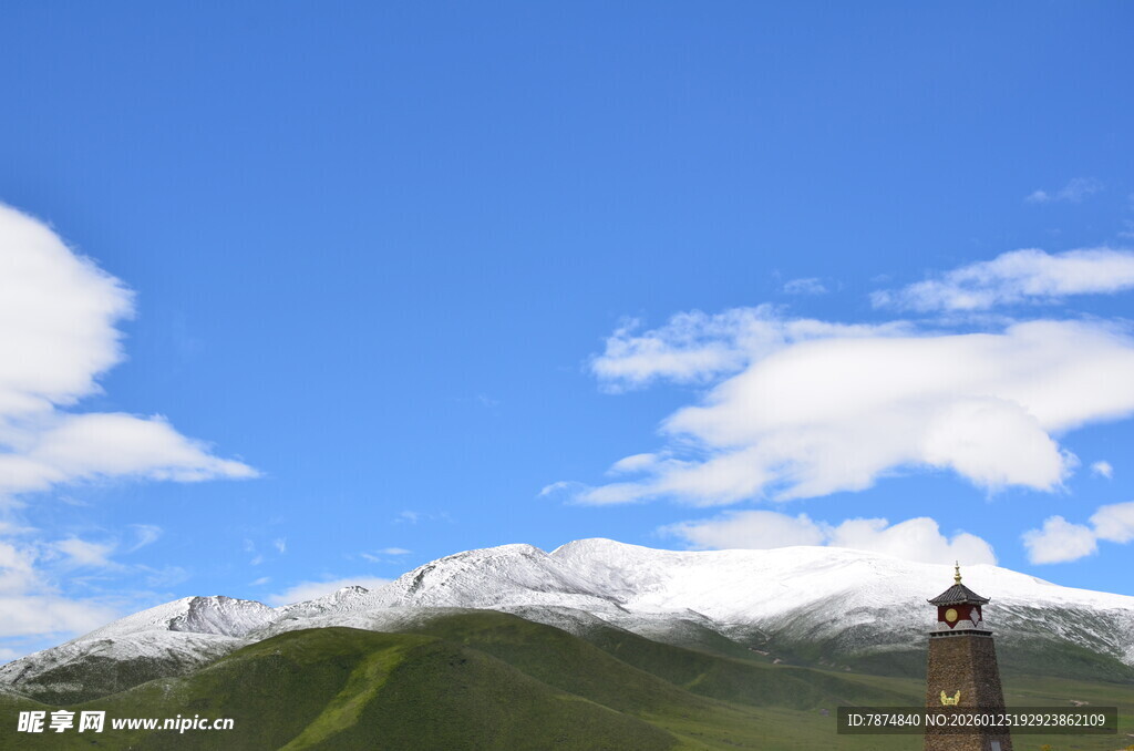 山间美景 瞭望塔与蓝天白云