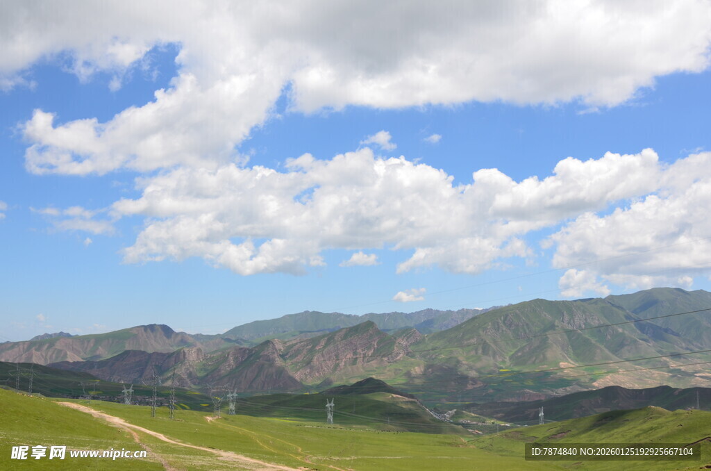 草原山峦间的蓝天白云