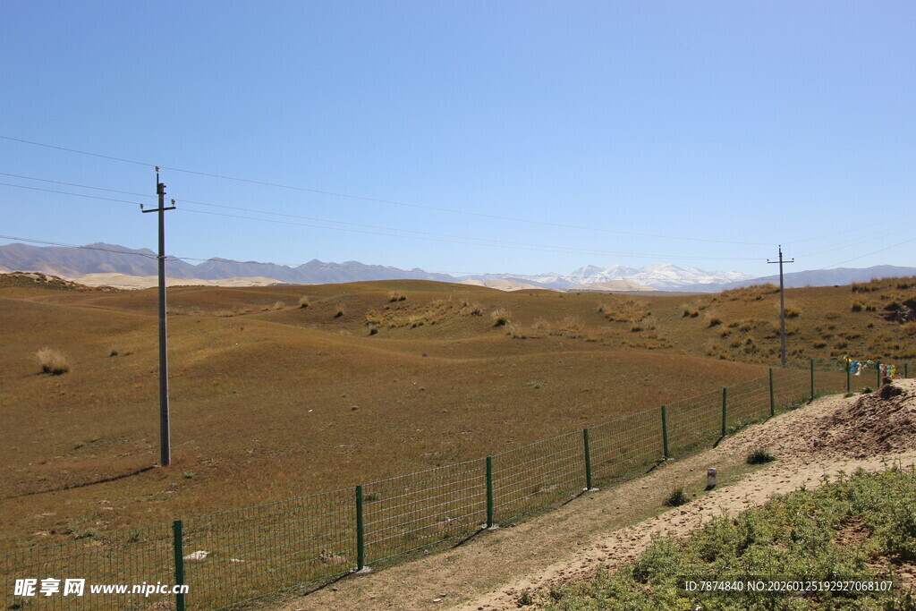 旷野中的围栏与电线杆