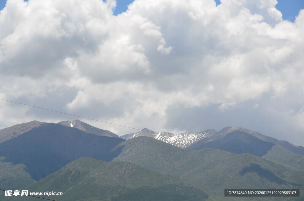 蓝天白云下的巍峨山脉