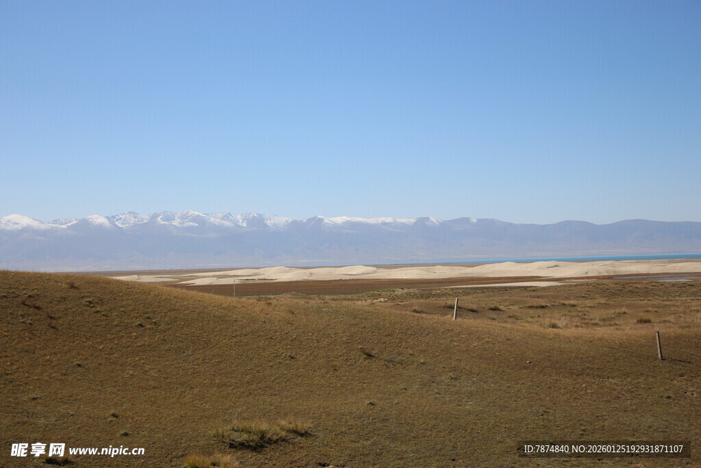 广袤荒原与远处雪山美景