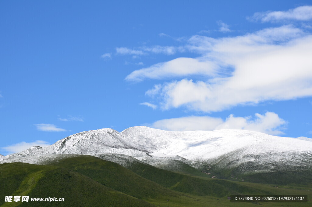 雪山蓝天美景