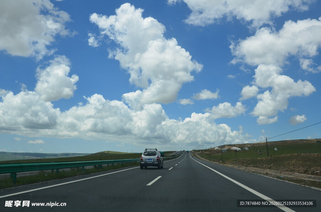公路驰骋 蓝天白云相伴