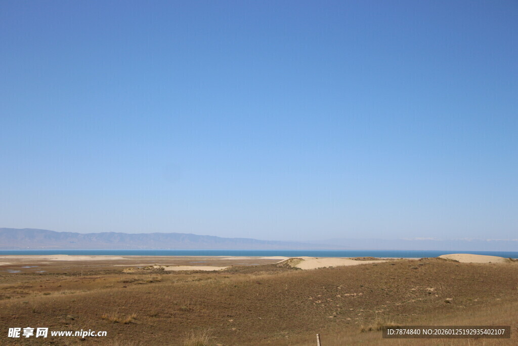 广阔荒原与蓝天的风景
