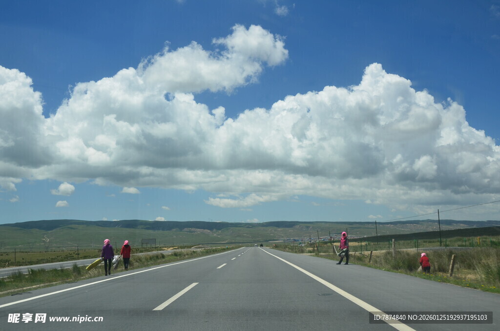 公路上的行人与辽阔天空