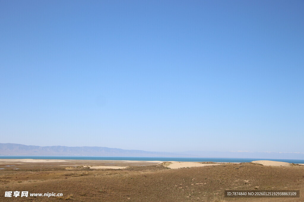 广阔荒原上的晴朗蓝天