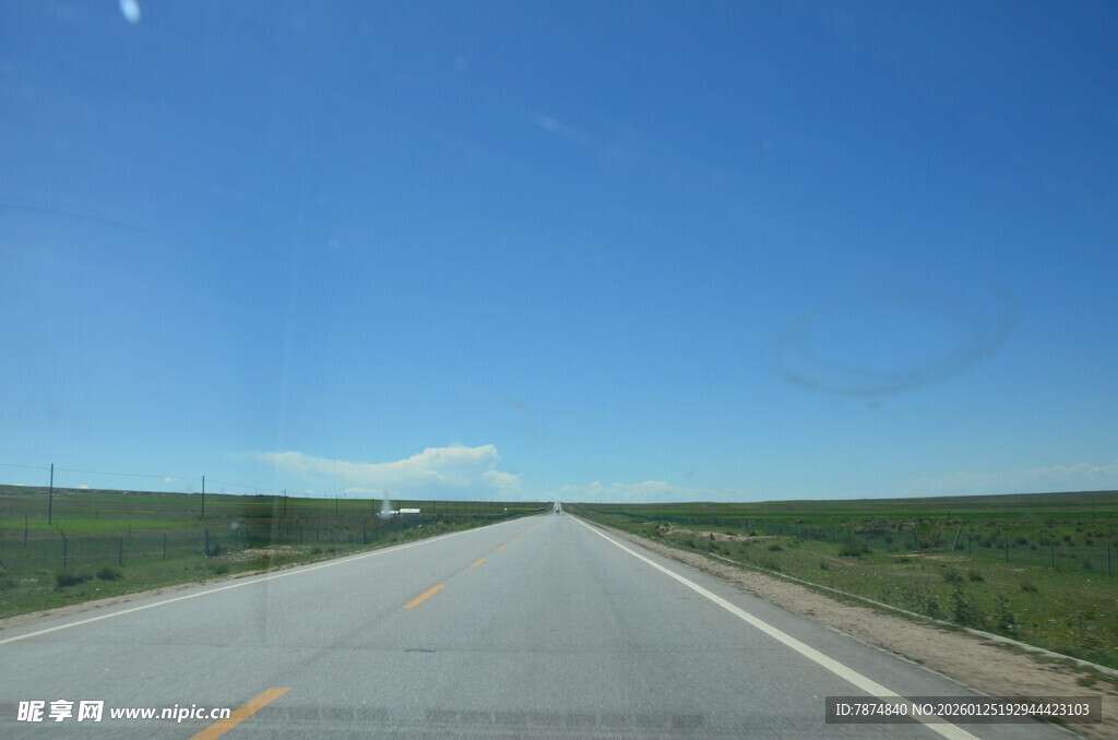 宽阔公路伸向远方