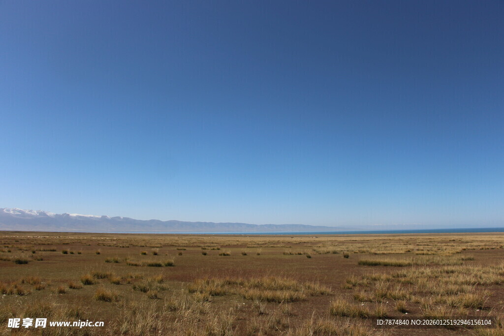 广袤荒原上的晴朗蓝天