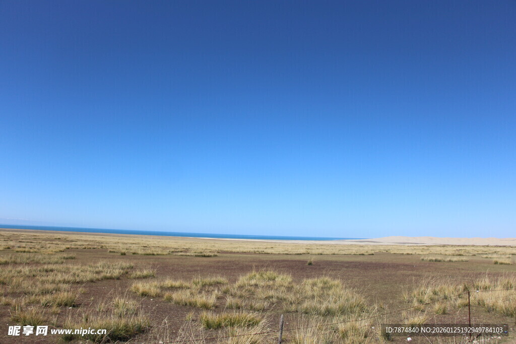 广袤草原上的晴朗蓝天