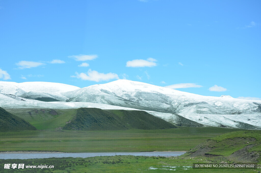 雪山下的草原风光
