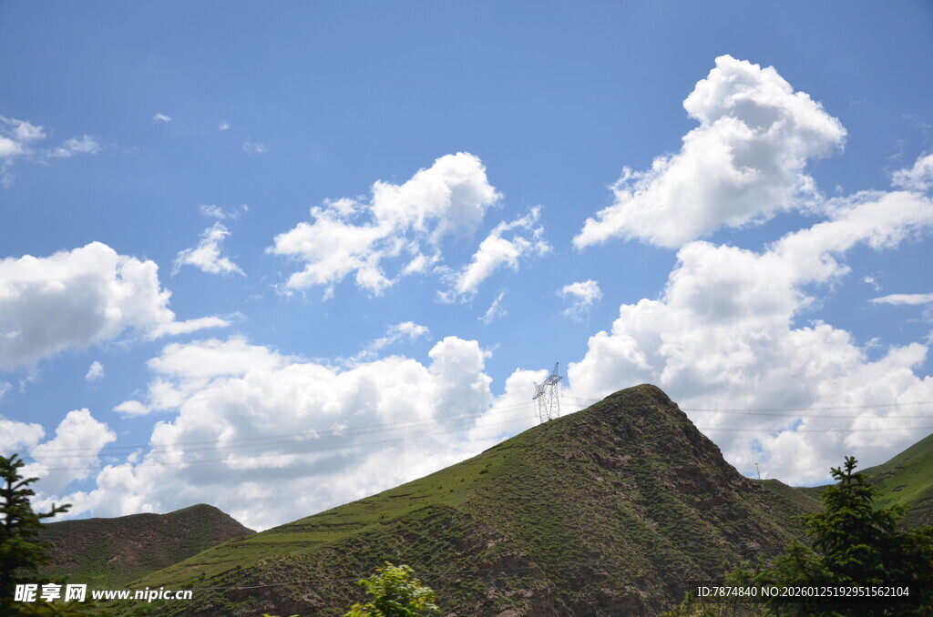 蓝天白云下的青山美景