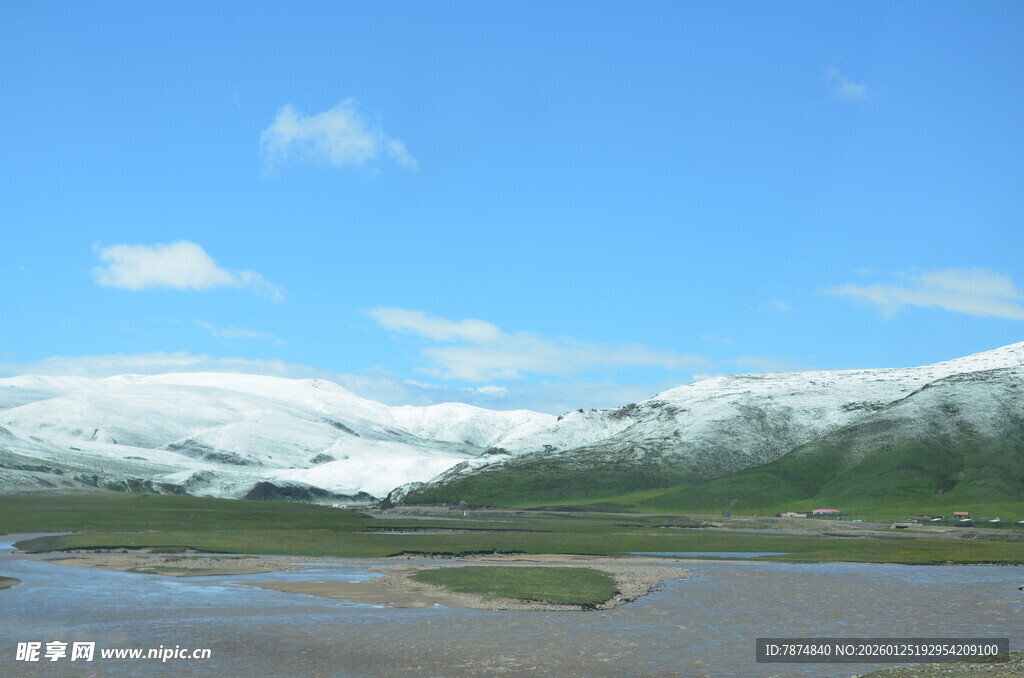 雪山下的开阔河畔风光