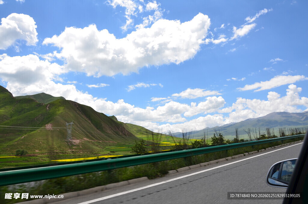 公路旁的青山蓝天美景