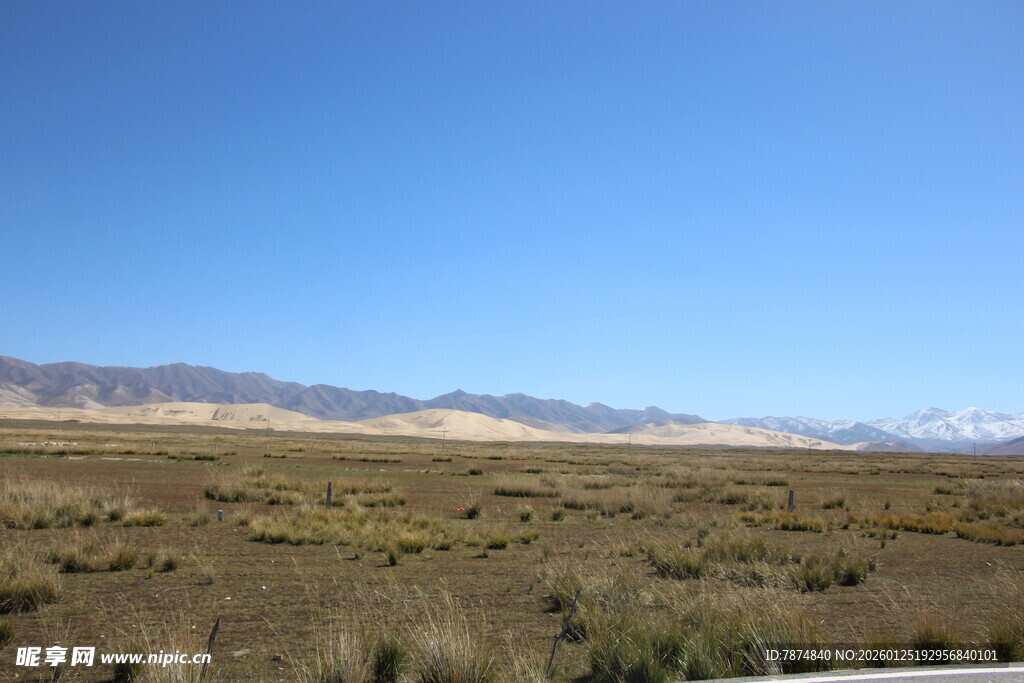 广袤草原与远山蓝天