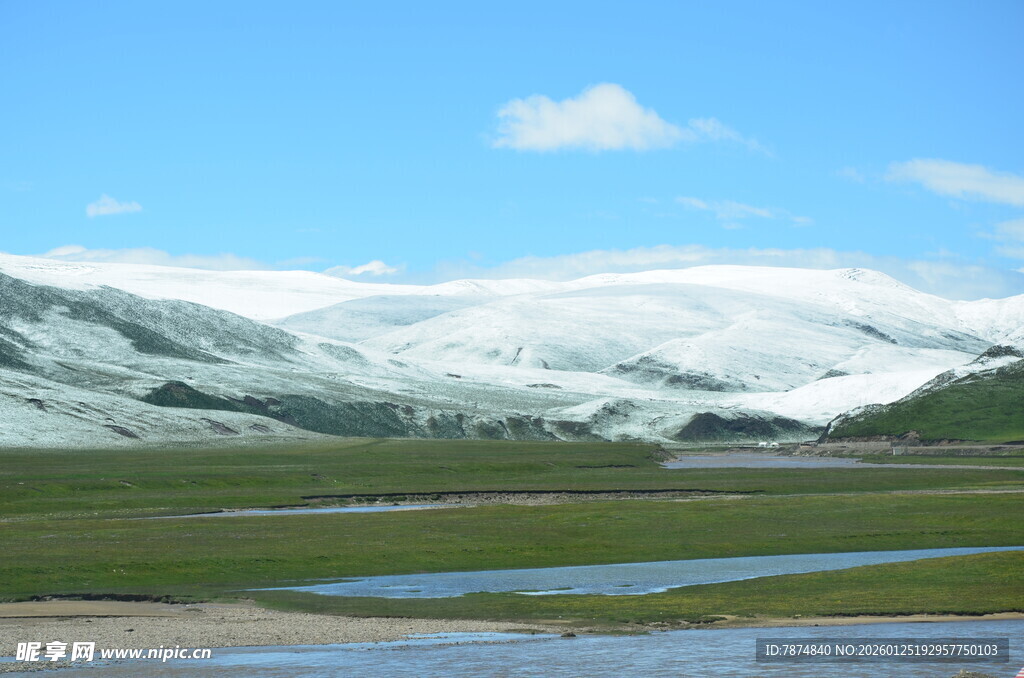 雪山下的草原河流美景