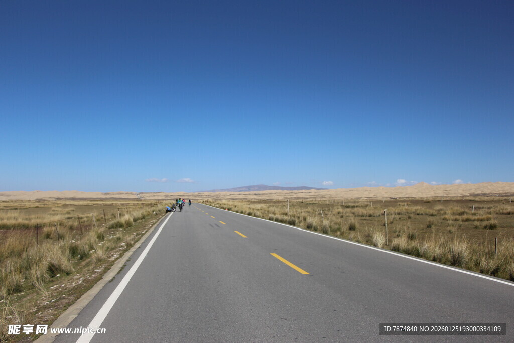 旷野中的延伸公路