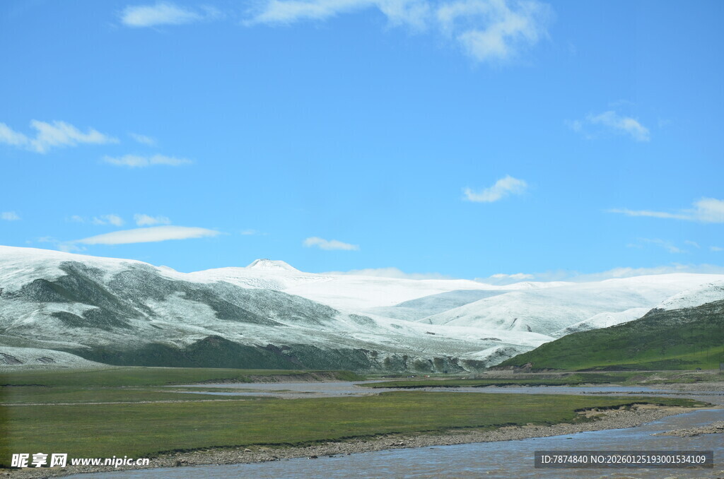 雪山下的开阔草原美景