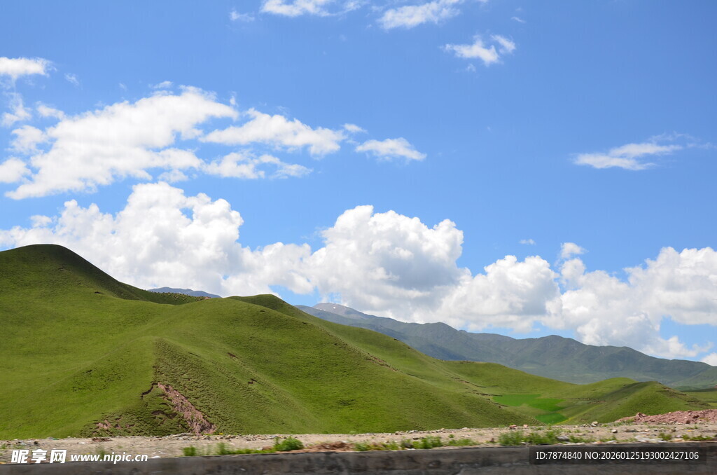 青山蓝天间的美丽风光