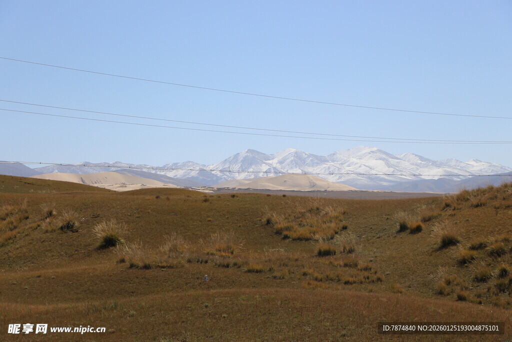 沙漠远眺雪山壮丽景观