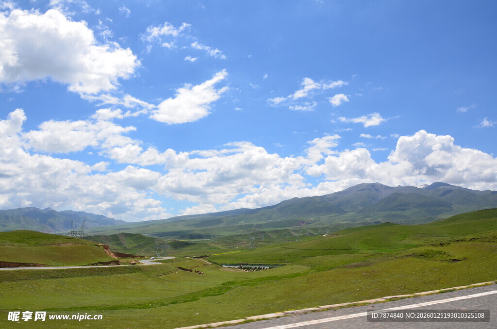 草原公路旁的蓝天美景