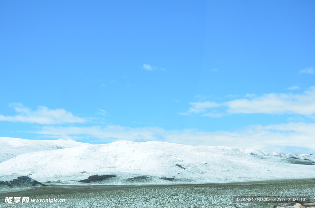 蓝天覆雪山 广袤平原景