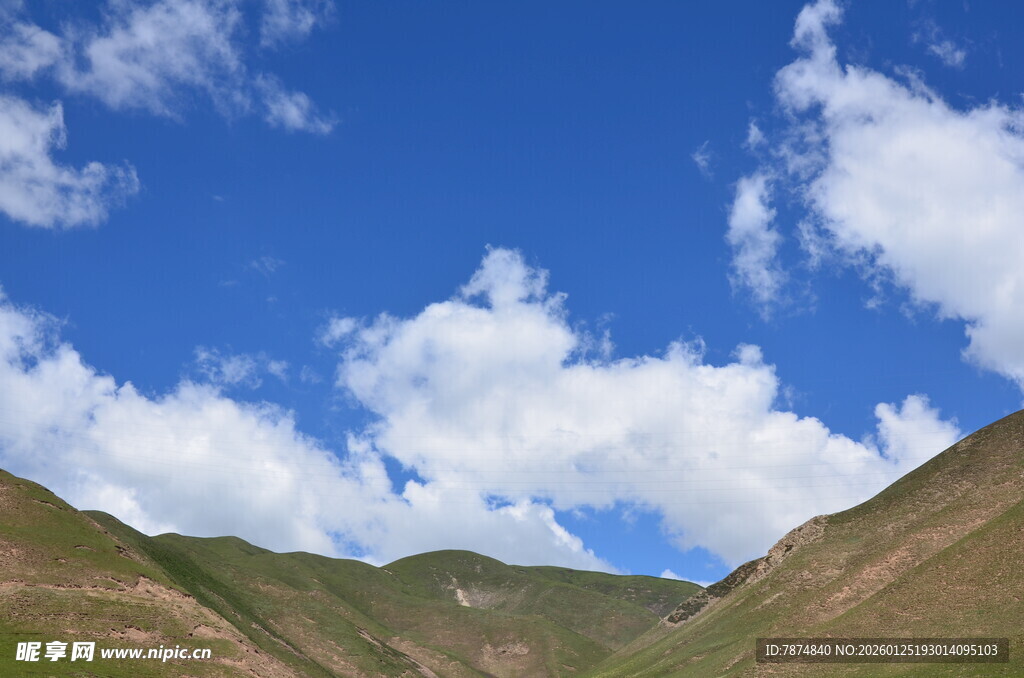 蓝天白云下的秀丽山峦