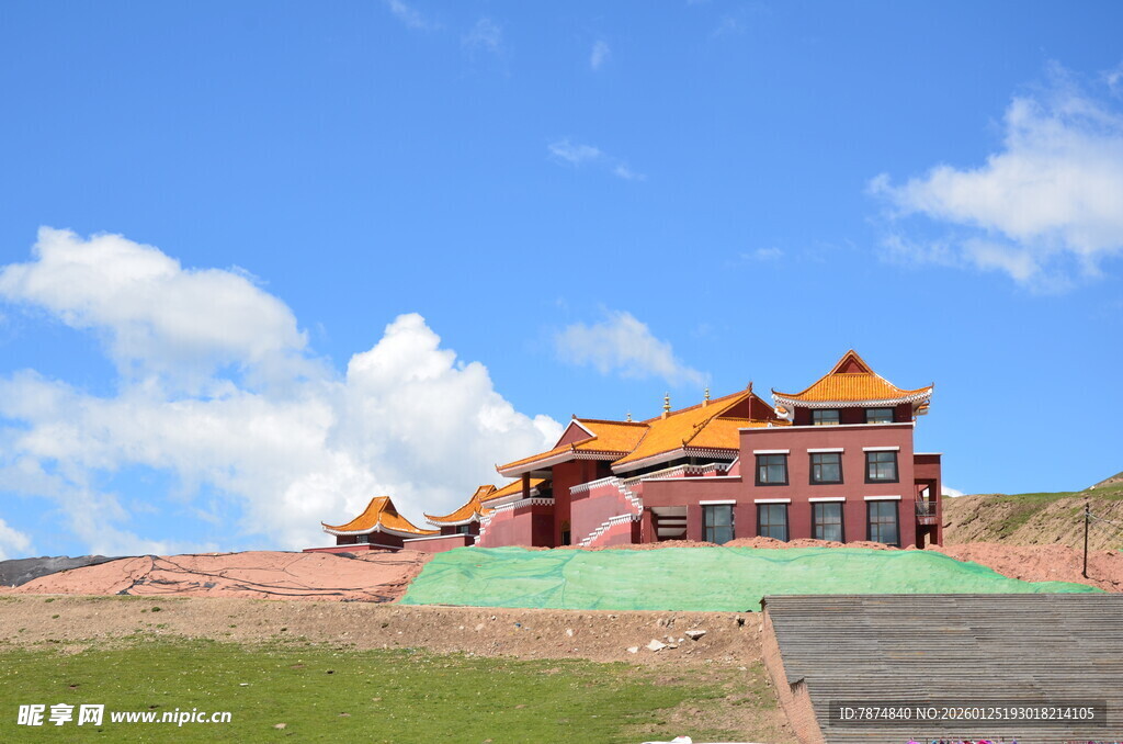 草原上的特色建筑