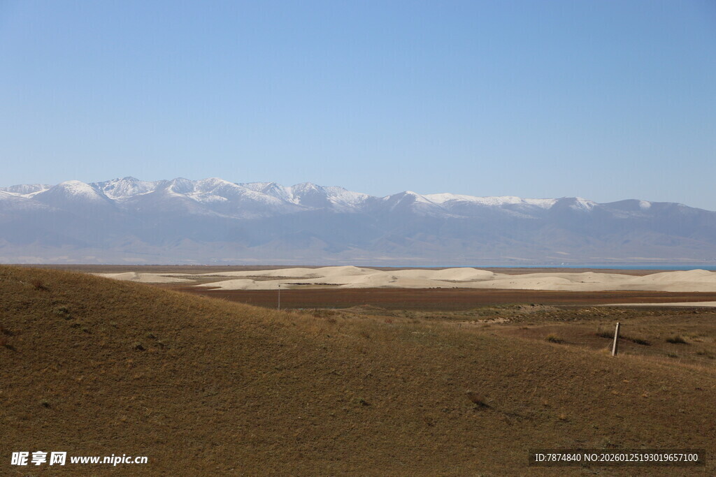 广袤荒原与远处雪山美景